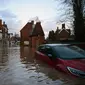 Air banjir mengelilingi mobil-mobil yang ditinggalkan di Tenbury Wells, di Inggris barat, setelah Sungai Teme meluap pada hari Minggu. (Source:Oli Scarff/AFP/Getty Images)