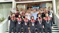Atlet hoki asal Jawa Barat peraih medali emas SEA Games 2023 disambut Ketua KONI Jawa Barat, M. Budiana beserta jajarannya di Gedung KONI Jabar, Jalan Pajajaran, Kota Bandung, Selasa (9/5/2023). (Bola.com/Erwin Snaz)