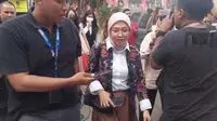 Korban pelecehan Miss Universe Indonesia didampingi kuasa hukumnya, Mellisa Anggraini di Polda Metro Jaya, Senin (14/8/2023). (Dok. via M. Altaf Jauhar)