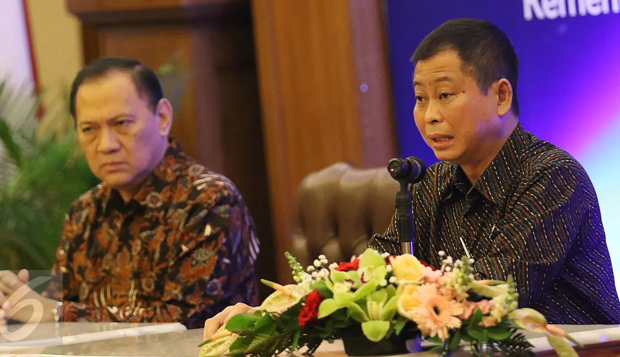 Agus Martowardojo dan Ignasius Jonan saat menghadiri perjanjian kerja sama, Jakarta (13/4). BI dan Kementerian ESDM memperluas kerjasama yang mencakup peningkatan keuangan inklusif. (Liputan6.com/Angga Yuniar)