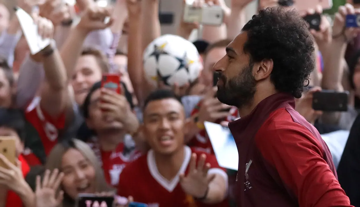Gelandang Liverpool Mohamed Salah disambut para suporter saat timnya tiba di hotel tim di Kiev, Ukraina, (24/5). Liverpool akan bertanding melawan Real Madrid di Final Liga Champions pada 26 Mei di stadion Olympiyski di Kiev. (AP Photo/Sergei Grits)