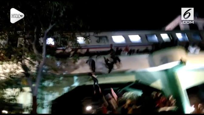 Video Detik Detik Penonton Surabaya Membara Jatuh Dari Jembatan