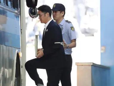 Wakil Ketua Samsung Electronics, Lee Jae-yong menuju mobil tahanan seusai menjalani sidang vonis di pengadilan di Seoul, Korea Selatan, (25/8). Pengadilan Korea Selatan menjatuhkan vonis lima tahun penjara kepada Lee. (Chung Sung-Jun/Pool Photo via AP)