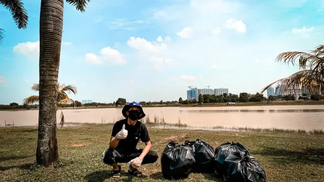 Tak Ada Pesta, Pria Ini Rayakan Ulang Tahun Dengan Membersihkan Sampah di Danau.