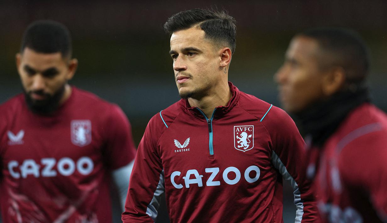 Pemain Aston Villa, Philippe Coutinho melakukan pemanasan sebelum laga lanjutan Liga Inggris 2022/2023 melawan Wolverhampton di Villa Park, Birmingham, 4 Januari 2023. Coutinho sebelumnya menjadi favorit penggemar Liverpool sebelum hengkang ke Barcelona pada Januari 2018. Sayang, ia gagal menunjukkan performa terbaiknya meski diboyong dengan harga fantastis, yaitu 135 juta euro. Pemain berkebangsaan Brasil tersebut kemudian banyak dipinjamkan dan pada musim ini dibeli oleh Aston Villa. Coutinho sejauh ini belum mampu kembali tampil cemerlang seperti di Liverpool. (AFP/Adrian Dennis)