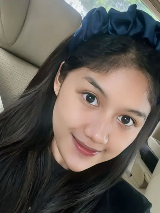 Beberapa momen Erina Gudono terlihat memakai makeup tak terlalu tebal. Riasan sederna sudah cukup membuat Erina Gudono terlihat menawan. Tak heran, unggahan foto Erina tampil natural ini banjir pujian. (Liputan6.com/IG/erinagudono)