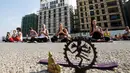 Warga Lebanon berlatih yoga selama acara khusus "108 Sun Salutations" di ibukota Martir Beirut (22/10). (AFP Photo/Anwar Amro)