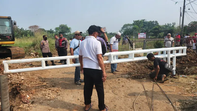 Sejumlah warga dari Kecamatan Limo dan Cinere, melakukan penutupan Tempat Pembuangan Akhir (TPA) sampah liar di dekat Perumahan Panorama Bukit Cinere, Depok.