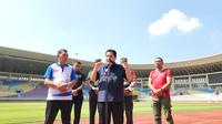 Ketua Umum PSSI, Erick Thohir, memberikan keterangan setelah meninjau Stadion Manahan, Minggu (4/6/2023). Kunjungan Erick Thohir untuk memastikan Stadion Manahan siap menyelenggarakan Kualifikasi Piala Asia U-23 2024 yang akan berlangsung pada 6 hingga 12 September 2023. (Bola.com/Radifa Arsa)