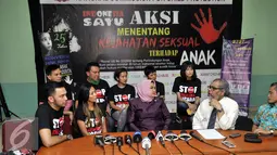 Sejumlah selebriti menggelar diskusi di Komisi Nasional Perlindungan Anak Indonesia, Jakarta, Kamis (2/7/2015). Kasus yang menimpa Angeline di Bali membuat sejumlah selebriti mencetuskan kampanye 'Stop Kekerasan Pada Anak'. (Liputan6.com/Panji Diksana)
