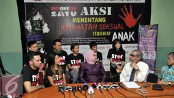Sejumlah selebriti menggelar diskusi di Komisi Nasional Perlindungan Anak Indonesia, Jakarta, Kamis (2/7/2015). Kasus yang menimpa Angeline di Bali membuat sejumlah selebriti mencetuskan kampanye 'Stop Kekerasan Pada Anak'. (Liputan6.com/Panji Diksana)