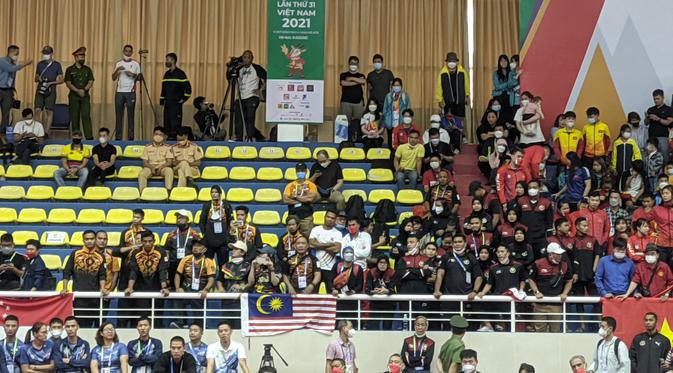 Duel Indonesia Vs Malaysia cabang olahraga (cabor) pencak silat SEA Games 2021 di Bac Tu Liem District Sporting Hall di Hanoi, Senin (16/5/2022). (Bola.com/Muhammad Adiyaksa)