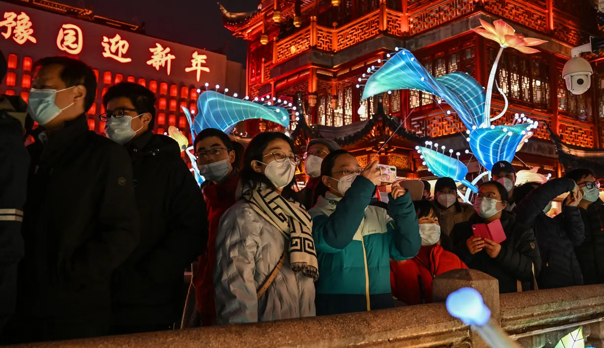 Orang-orang mengunjungi Taman Yu menjelang Tahun Baru Imlek Kelinci, di Shanghai pada 9 Januari 2023. Taman ini dapat diakses dari Stasiun Yuyuan, Shanghai Metro Jalur 4 dan Jalur 10. (AFP/Hector Retamal)