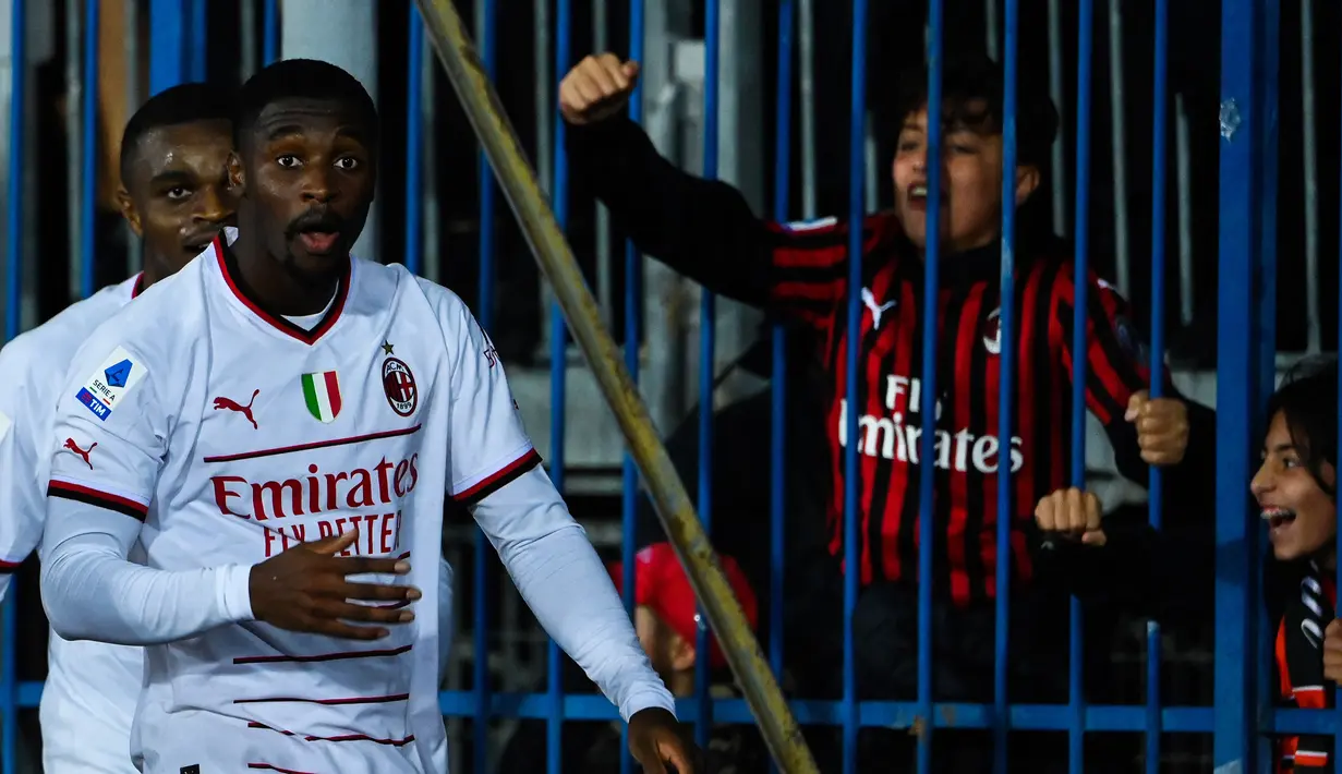 Selebrasi bek AC Milan, Fode Ballo-Toure setelah mencetak gol ke gawang Empoli pada laga Liga Italia 2022/2023 di Carlo-Castellani Stadium, Empoli (1/10/2022). Fode Ballo-Toure asal Senegal didatangkan AC Milan dari AS Monaco pada awal musim 2021/2022 dengan nilai transfer 5,4 juta euro dengan durasi kontrak selama 4 tahun. Setelah dua musim, ia baru bermain dalam 26 laga dengan mencetak 1 gol. AC Milan berencana menjualnya pada bursa transfer musim panas 2023/2024. (AFP/Alberto Pizzoli)