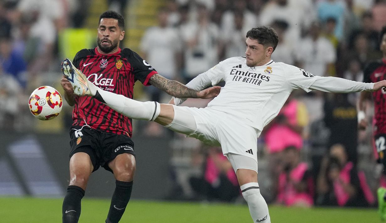 Los Blancos tampil dominan dengan mencatatkan 64,8 persen penguasaan bola, berbanding 35,2 persen milik Mallorca. El Real juga melepaskan 28 tembakan yang 11 di antaranya mengarah ke gawang. (AP Photo/Altaf Qadri)