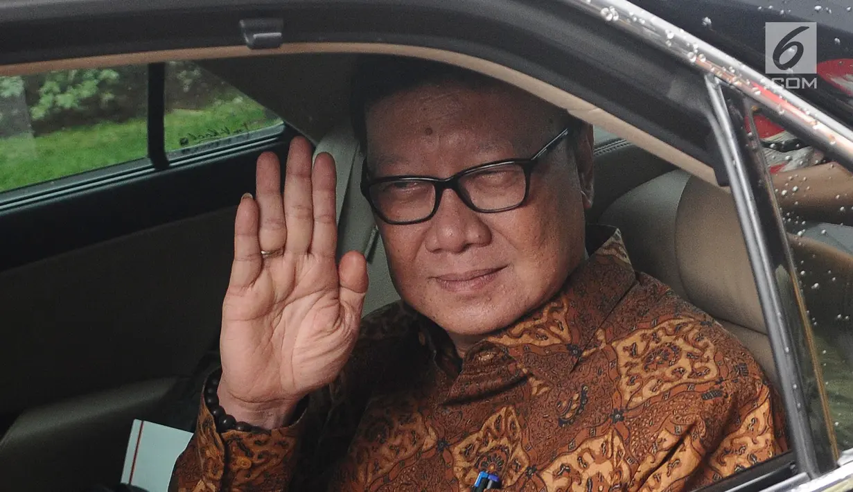 Menteri Dalam Negeri Tjahjo Kumolo saat akan meninggalkan Gedung KPK seusai pemeriksaan di Jakarta, Jumat (25/1). Tjahjo dimintai keterangan untuk melengkapi berkas penyidikan Bupati nonaktif Bekasi Neneng Hasanah Yasin. (Liputan6.com/Herman Zakharia)