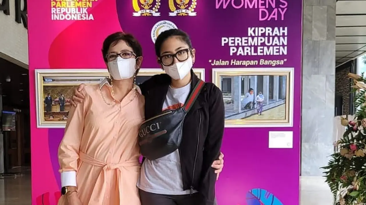 [Fimela] Nurul Arifin dan Maura Magnalia