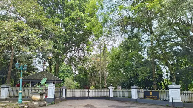 Suasana Istana Batu Tulis Bogor, Jawa Barat, Jumat (21/4/2023), jelang pengumuman calon presiden (capres) PDI Perjuangan yang akan disampaikan Ketua Umum Megawati Soekarnoputri. (Foto: Alma Fikhasari.Merdeka.com)