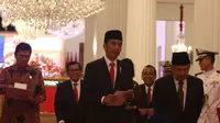Presiden Jokowi (kiri) bersama Wapres Jusuf Kalla (kanan) saat akan mengumumkan keterangan terkait THR di Jakarta, Rabu (23/5). THR dan gaji ke-13 juga diberikan kepada para pensiunan, PNS, prajurit TNI, dan anggota Polri. (Liputan6.com/Angga Yuniar)