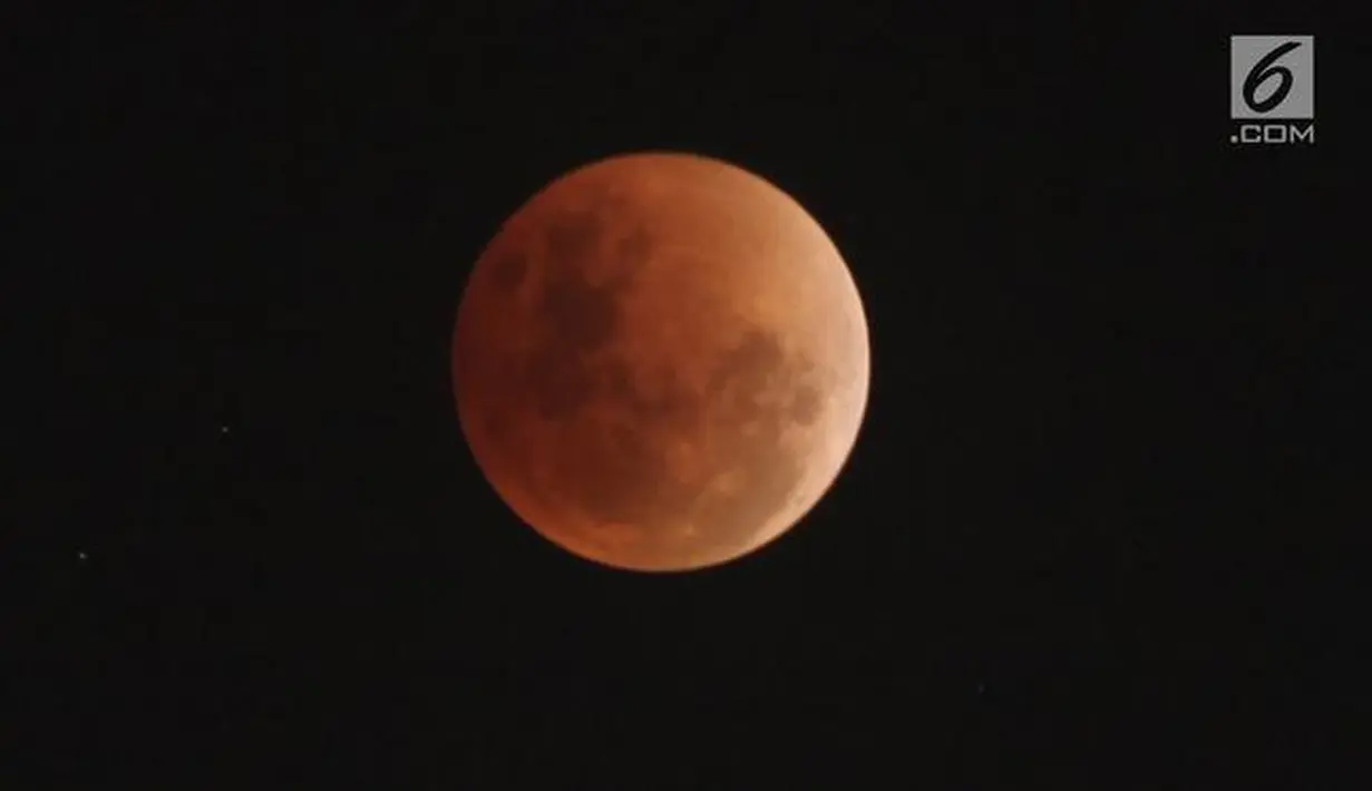 Fase gerhana bulan "super blue blood moon" terlihat di atas langit Jakarta, Rabu (31/1). Ini merupakan fenomena langka karena bulan menunjukkan tiga fenomena sekaligus, yaitu supermoon, blue moon, dan gerhana bulan. (Liputan6.com/Arya Manggala)