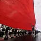 Massa GJI membentangkan bendera Merah Putih raksasa saat menggelar aksi menuntut Gubernur DKI Jakarta Anies Baswedan untuk mencabut izin penyelanggaraan Reuni 212 di depan Balai Kota, Jakarta, Kamis (29/11). (Merdeka.com/Iqbal S. Nugroho)