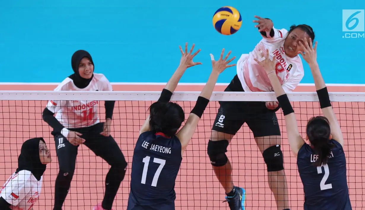 Pevoli putri Indonesia, Amasya A Manganang (kedua kanan) melakukan smash ke arah area permainan Korea pada perempat final voli putri Asian Games 2018 di Tennis Indoor GBK, Rabu (29/8). Indonesia kalah 0-3. (Liputan6.com/Helmi Fithriansyah)