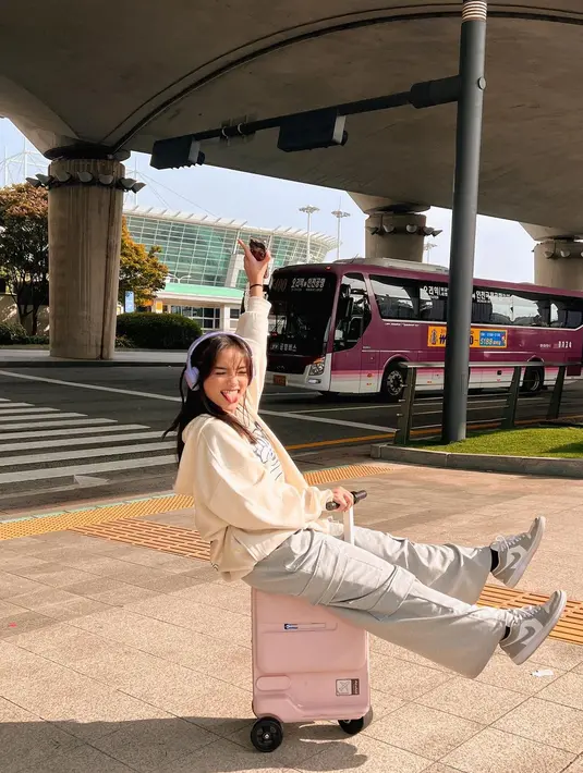 Fuji Utami Putri kembali menarik perhatian publik ketika dirinya terbang ke Korea Selatan. [@fuji_an]