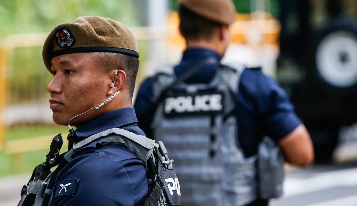 Pasukan Gurkha saat berjaga di luar Hotel Shangri-La, Singapura, Minggu (10/6). Pasukan Gurkha banyak direkrut oleh sejumlah negara karena keberanian dan kekuatannya. (AP Photo/Yong Teck Lim)