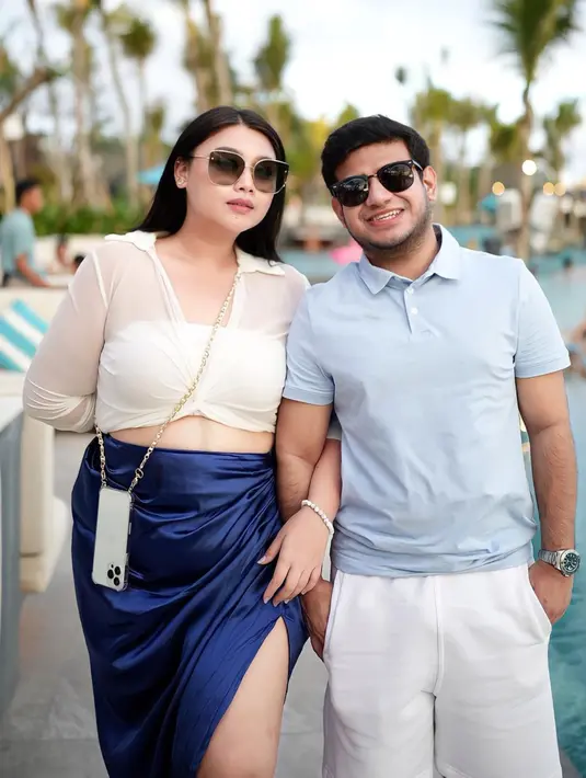 Banyaknya momen kebersamaan yang dibagikan Fadil dan Rissa membuat penggemar berharap keduanya memiliki hubungan yang lebih dari sahabat. Sampai saat ini keduanya masih berstatus single dan menikmati hubungan persahabatan yang sudah terjalin belasan tahun tersebut. (Instagram/@clarissaputri_)