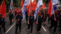 Aksi unjuk rasa untuk menuntut pemerintah menaikkan upah minimum provinsi (UMP) 2025 sebesar 8 hingga 10 persen. (JUNI KRISWANTO/AFP)