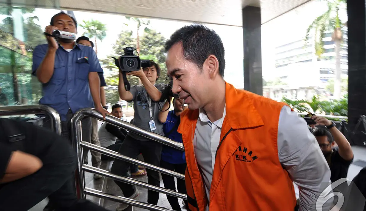 Tubagus Chaeri Wardana atau Wawan enggan menjawab pertanyaan awak media saat mendatangi gedung KPK, Jakarta, Senin (10/11/2014) (Liputan6.com/Miftahul Hayat) 