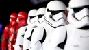 Prajurit tentara Stormtrooper menghadiri world premiere film Star Wars: The Rise of Skywalker di Hollywood, California, Senin (16/12/2019). Star Wars: The Rise of Skywalker akan menutup sekuel trilogi Star Wars yang pertama kali diluncurkan pada 2015 lalu. (Jesse Grant/Getty Images for Disney/AFP)