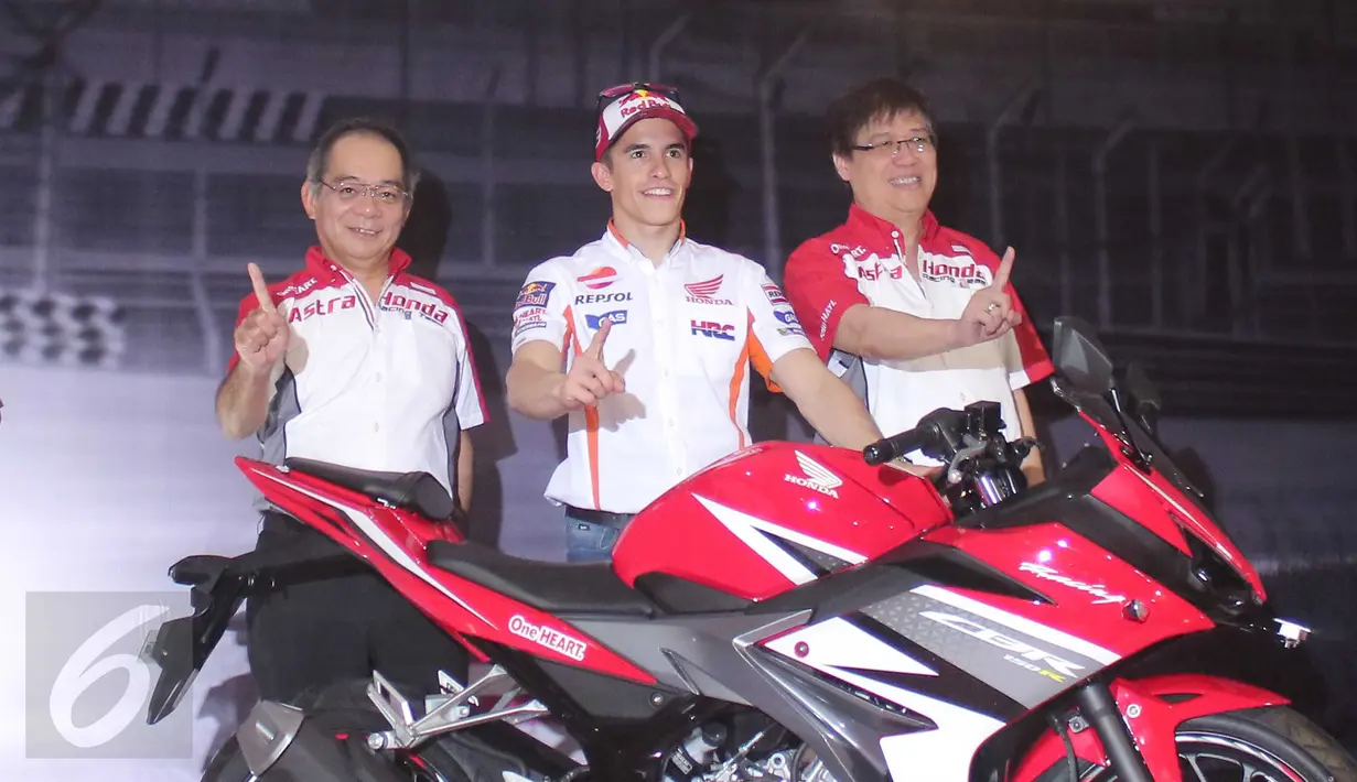Pebalap Honda, Marc Marquez (tengah) saat acara peluncuran All New Honda CBR150R di Sentul, Jabar, Minggu (14/2/2016). All New Honda CBR150R hadir dengan mesin dan desain baru dibandingkan dengan generasi sebelumnya. (Liputan6.com/Angga Yuniar)