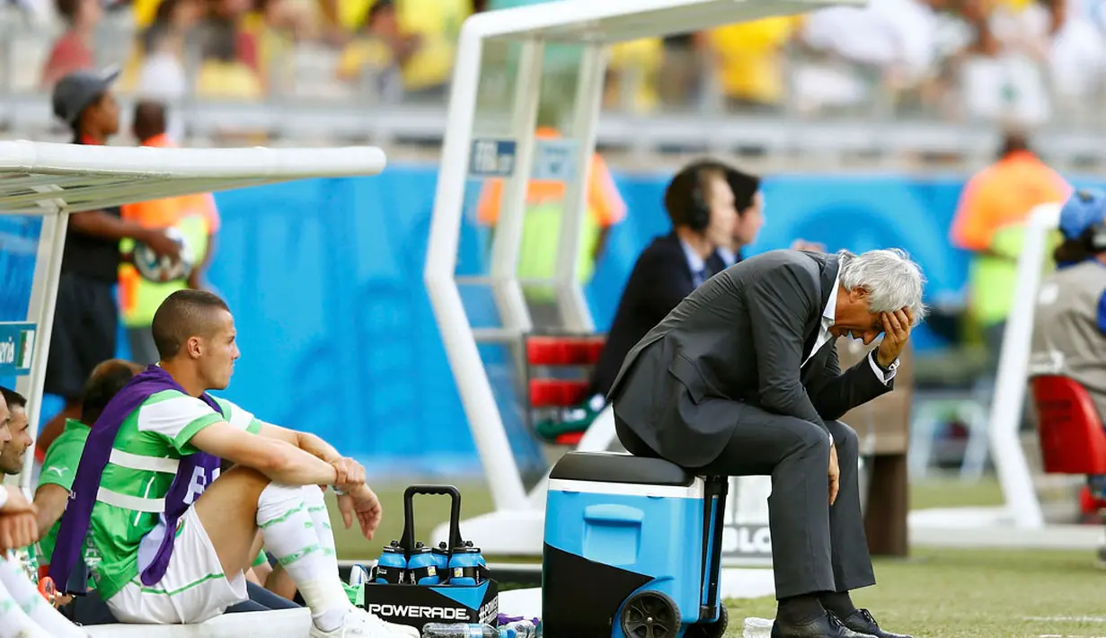 Pelatih Aljazair, Vahid Halilhodzic (kanan) tertunduk usai dipecundangi Belgia 1-2 di penyisihan Piala Dunia Grup H di Stadion Mineirao, Belo Horizonte, Brasil, (17/6/2014). (REUTERS/Dominic Ebenbichler)