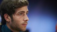 Bek Barcelona, Sergi Roberto saat sesi konferensi pers di Estadio Camp Nou, beberapa waktu lalu. Sergi Roberto mendapat kado ultah tak menyenangkan saat mendapat kartu merah pada laga kontra Atletico Madrid, Rabu (8/2/2017).  (EPA/Alejandro Garcia)