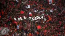 Suporter tim Macan Kemayoran membentangkan tulisan saat menyaksikan laga Persija melawan Persela di lanjutan Torabika Soccer Championship presented by IM3 Ooredoo di Stadion GBK Jakarta,Jumat (13/5). Persija unggul 2-1. (Liputan6.com/Helmi Fithriansyah)