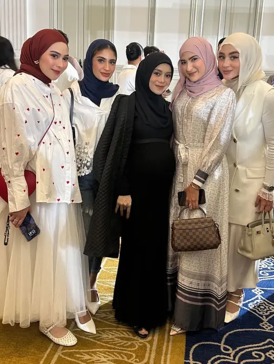 Salah satu geng Mamayu yang Margin juga hadir mengenakan kerudung instan dipadukan atasan blazer sleeves inner manset putih. Serta bawahan rok putih serasi dengan waena tas Hermes dan heels strap nya. [@marginw]