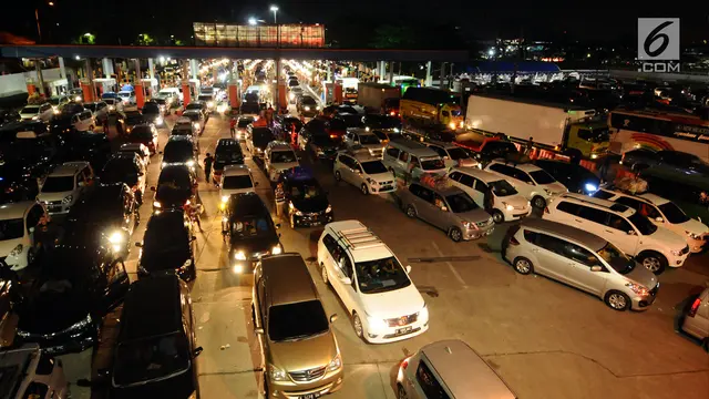 20170622-H-3 Lebaran 2017, Ribuan Mobil Pemudik Padati Pelabuhan Merak-Tebe