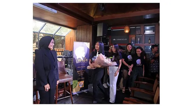 Jarang Tersorot, Ini 6 Potret Kompak Sarita Abdul Mukti dengan Keempat Putrinya
