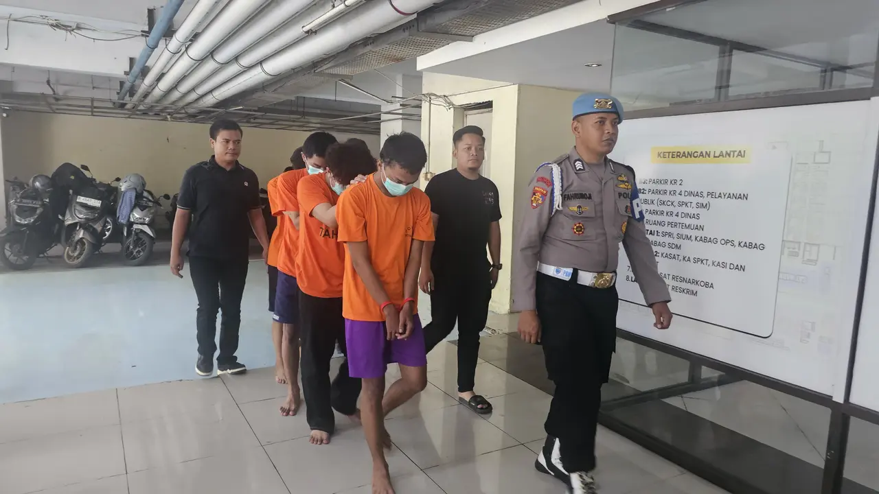 Empat anggota gangster diringkus Polres Metro Depok. (Liputan6.com/Dicky Agung Prihanto)