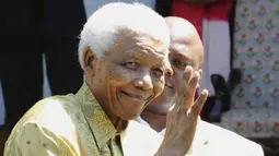 Mantan Presiden Afrika Selatan, Nelson Mandela saat meninggalkan kediaman presiden di Genadendal, Cape Town, 12 Februari 2010. AFP PHOTO/ GCIS/ HO/ Elmond Jiyane