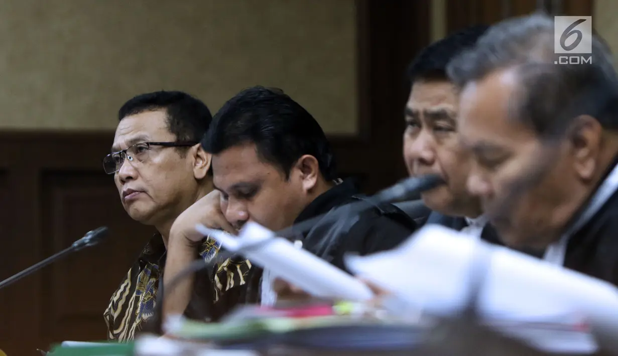Terdakwa korupsi pengadaan dan pelaksanaan pembangunan kampus IPDN Sumbar di Kab Agam TA 2011, Dudy Jocom (kiri) saat menjalani sidang lanjutan di Pengadilan Tipikor Jakarta, Rabu (5/9). Sidang mendengar keterangan saksi. (Liputan6.com/Helmi Fithriansyah)