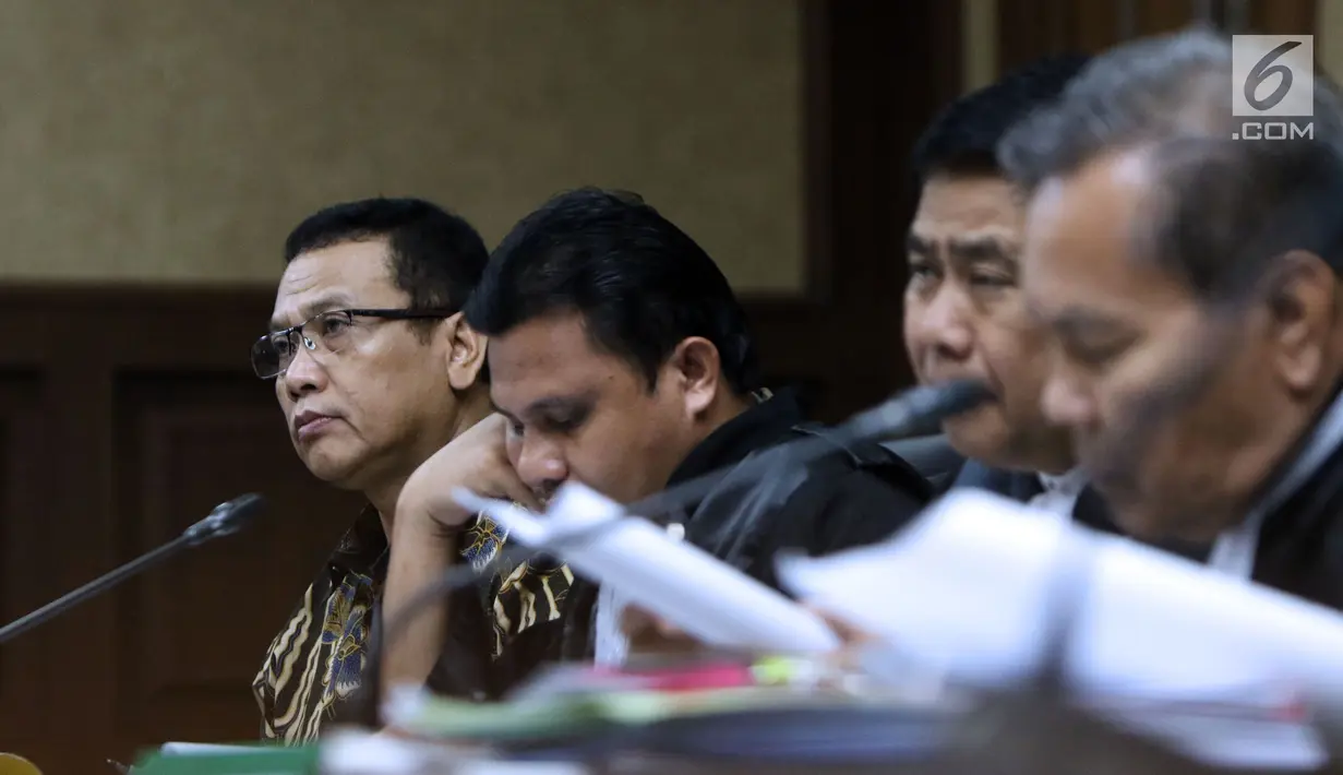 Terdakwa korupsi pengadaan dan pelaksanaan pembangunan kampus IPDN Sumbar di Kab Agam TA 2011, Dudy Jocom (kiri) saat menjalani sidang lanjutan di Pengadilan Tipikor Jakarta, Rabu (5/9). Sidang mendengar keterangan saksi. (Liputan6.com/Helmi Fithriansyah)