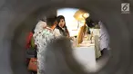 Pengunjung melihat-lihat kerajinan yang dipamerkan pada KriyaNusa 2018di Jakarta Convention Center, Jakarta, Sabtu (29/9). Kali ini, KriyaNusa mengangkat tema Tingkatkan Sinergitas dan Kreativitas Wirausaha. (Liputan6.com/Helmi Fithriansyah)