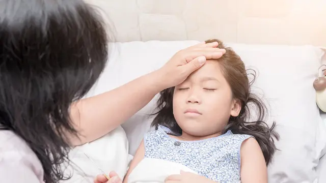 Waspada Anak Demam Seusai Imunisasi, Ini 3 Langkah Bijak yang Bisa Ibu Lakukan