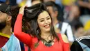 Suporter Paraguay Larissa Riquelme tersenyum selama pertandingan sepak bola Grup B Copa America 2019 antara Paraguay dengan Argentina di Stadion Mineirao, Belo Horizonte, Brasil, Rabu (19/6/2019). (AP Photo/Eugenio Savio)