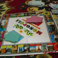 Main monopoli bisa bikin kita kaya raya. Lumayan buat jajan buka puasa, hihihi.