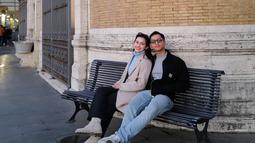 Pamer foto romantis ketika di Vatikan, tak sedikit netizen yang turut bahagia melihat kebersamaan Azriel Hermansyah dan Sarah Menzel. Pasangan ini tampak menikmati setiap momen yang dihabiskan bersama sebelum menjalani hubungan jarak jauh lagi. Menilik dari story Instagamnya, Azriel kini masih di Eropa. Adik Aurel Hermansyah itu diketahui sudah tiga minggu berada di Eropa. (Liputan6.com/IG/@ssarah_menzel)