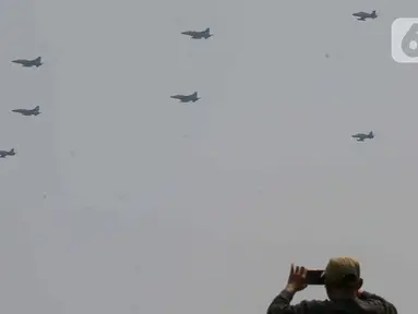 Pesawat KT-1 Wong Bee yang tergabung dalam Jupiter Aerobatic Team (JAT) TNI AU menampilkan atraksi aerobatik saat peringatan Hari Ulang Tahun (HUT) ke-79 Tentara Nasional Indonesia (TNI) di Lapangan Silang Monumen Nasional (Monas), Gambir, Jakarta, Sabtu (5/10/2024). (Liputan6.com/Herman Zakharia)