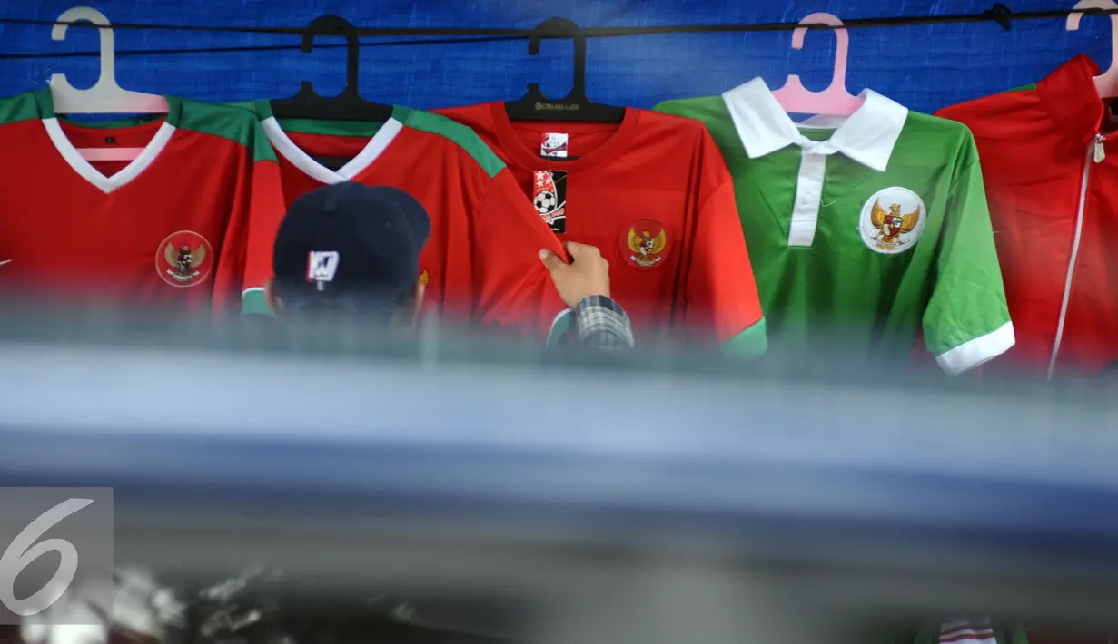 Pendukung Timnas Indonesia memilih kaos berlambang Garuda di sekitar Stadion Pakansari, Bogor, Sabtu (3/12). Timnas Indonesia akan melakoni laga semifinal pertama Piala AFF 2016 melawan Vietnam. (Liputan6.com/Helmi Fithriansyah)